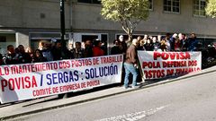 Concentraci�n de trabajadores y representantes sindicales de Povisa para protestar por la situaci�n del hospital