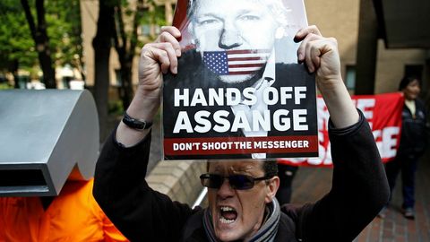 Activistas a favor de Assange, ayer a las puertas del juzgado en el que fue sentenciado por quebrantar su libertad condicional