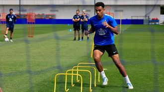 Bright Ede durante su primera sesi�n de entrenamiento con el Deportivo.