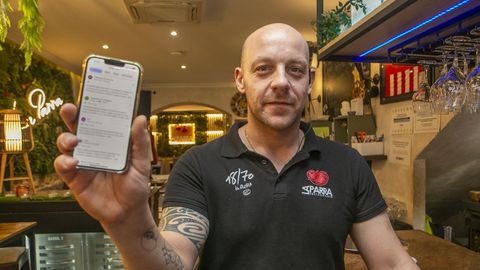 Diego del Ro, del restaurante La Parra, lee a diario las reseas que dejan los clientes