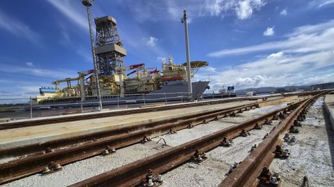 Las v�as del ferrocarril ya ocupan buena parte de su trazado dentro del puerto exterior y llegan a las inmediaciones del muelle