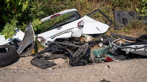 Hubo que cortar el techo del coche para excarcelar a los hermanos.