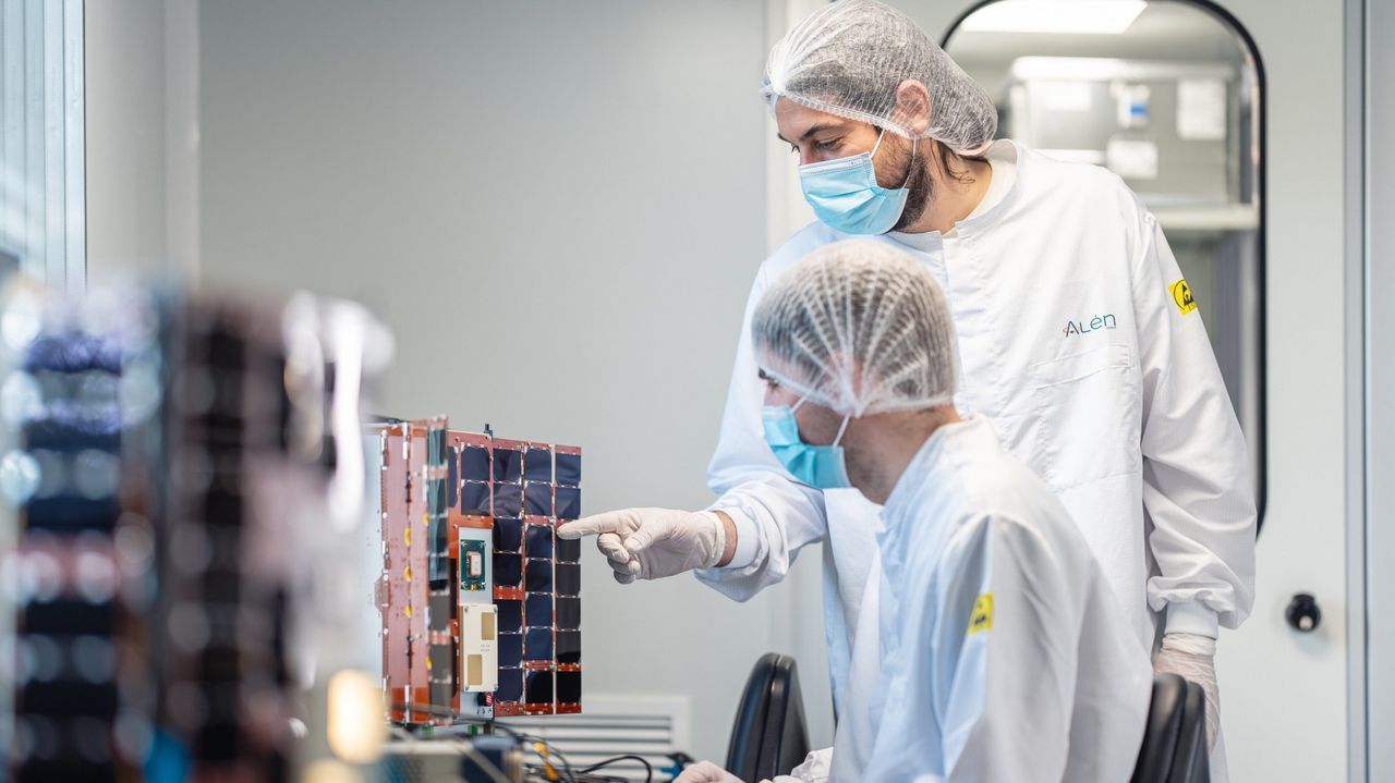 El grupo matriz de la gallega Alén Space se alía con Indra en materia de Defensa