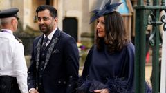 El nuevo primer ministro de Escocia, Humza Yousaf, con su esposa en la coronaci�n de Carlos III.