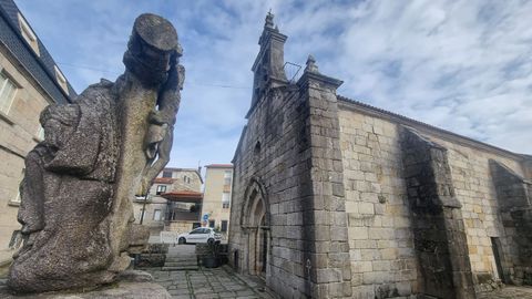 Iglesia de Santiago de Bembrive con la parte superior de un cruceiro de 1879