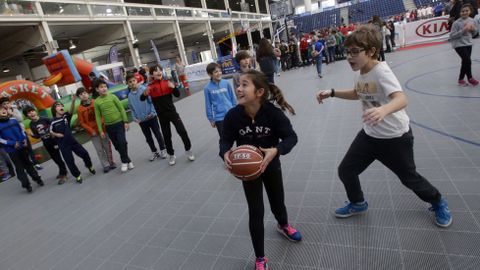 Varios ni�os se divierten jugando al baloncesto en una de las  actividades en la Fan Zone de la Copa del Rey