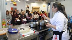 Verónica Vivanco, este jueves en la Casa Azul de Pontevedra, impartiendo un taller de cocina saludable organizado por Adicam