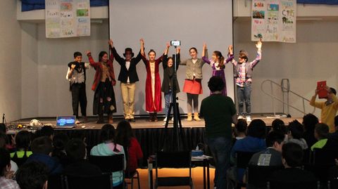 El equipo de alumnos saluda al final de su clase 