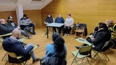 Los tres dimitidos, tras la mesa, en la asamblea en la que anunciaron que abandonaban sus cargos