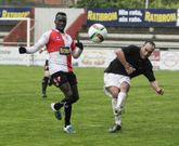 El marroqu� Adil rechaza un bal�n en presencia de Sylla en la confrontaci�n de A Lomba. 