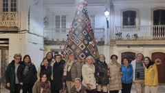 Parte das autoras da �rbore instalada na praza da Rectoral,�duns catro metros de altura