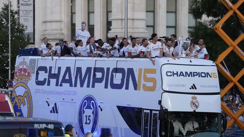 Los jugadores del Real Madrid celebrando la Liga de Campeones rumbo a Cibeles