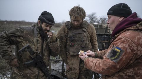 Soldados ucranianos de una unidad mecanizada en el frente de Donetsk comparten cigarrillos.