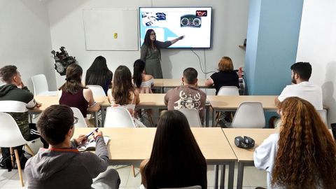 Alumnos de la autoescuela San José asisten a una clase.