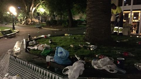 Basura en los jardines de M�ndez Nu�ez la madrugada del d�a del Rosario