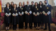 Adriana L�pez Barc�n, cuarta por la izquierda, con sus compa�eros y representantes del TSJG