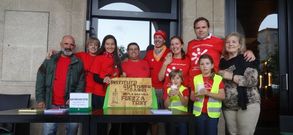 Patricia muestra las fotos de su hermano Tony, que recibi� el apoyo de la Pontevedrada.