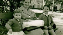 Mercedes Rajoy, en primer t�rmino, con su madre y su hermano Mariano Rajoy en una foto tomada en Oviedo. 
