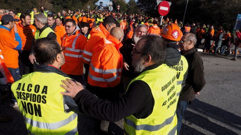 Trabajadores de Alcoa, durante la marcha que ha partido de Ribadeo (Lugo) y discurre por la carretera LU-642 para confluir en Vegadeo con los trabajadores que salen de Castropol (Asturias) en una nueva acci�n com�n como medida de protesta tras los anunciados cierres de las plantas de la multinacional del aluminio situadas en Avil�s y en A Coru�a.
