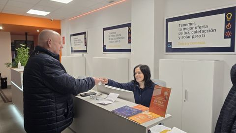 Carmen Margharetto atendiendo a un cliente en la nueva oficina.