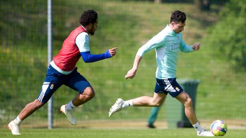 Koba persigue a Borja Snchez en un entrenamiento en El Requexn