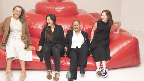 Sobre la obra Homo Ludens, de  Romn Corbato y Miguel Benjumea, estn la vicepresidenta de la Fundacin Laxeiro, Paula  Garca-Surez;  la primera teniente de alcalde, Carmela Silva, la vicerrectora de extensin universitaria Susana  Reboreda y la comisaria de la muestra Basilisa Fiestras.