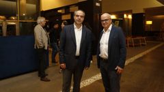 El aparejador ourensano Daniel Hermosilla (izda), acompa�ado de �ngel Cid, recibi� el premio Arquitectura para u mundo mellor que concede la delegaci�n compostelana del COAG.
