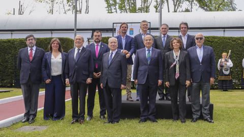 El presidente del Principado de Asturias, Adri�n Barb�n (4i); Laura Chinchilla (2d), expresidenta de Costa Rica; Jos� Mar�a Aznar (dcha, segunda fila), expresidente del Gobierno de Espa�a; Luis Lacalle Pou (4d, segunda fila), expresidente de Uruguay; Mauricio Macri (3d, segunda fila), expresidente de Argentina; Andr�s Pastrana (dcha), expresidente de Colombia; Felipe Calder�n (3d), expresidente de M�xico, entre otros, posan este viernes durante el acto de entrega de la bandera de Guatemala al Museo de la Emigraci�n Fundaci�n Archivo de Indianos