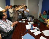 Lores se abraza con la n�mero dos de su lista, Anabel Gul�as, que se estrena en la corporaci�n. 