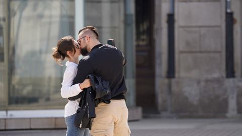 Una pareja bes�ndose en la calle