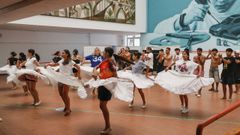 El grupo de msicos y bailarines de Argentina en un ensayo en el IES Universidade Laboral.