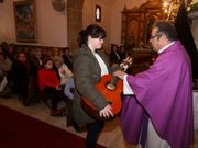 Arriba, Marcelino S�nchez; abajo, Carmen presenta la misa.