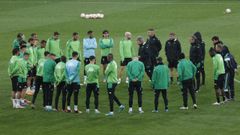 Los jugadores del Betis, durante su entrenamiento en el estadio de La Cartuja de Sevilla