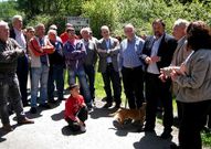 Varios cargos socialistas se vieron con vecinos en el puente.
