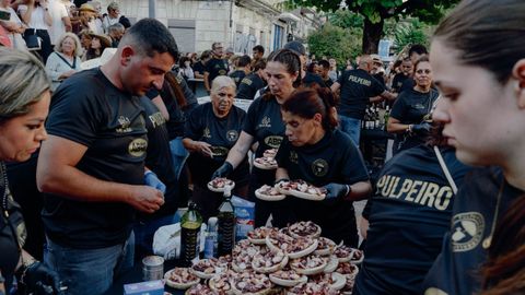 Reparto de pulpo en O Carballi�o