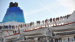 Un crucero de la naviera Saga zarpando de Ferrol 