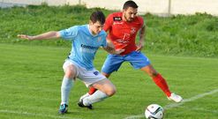 Luisito (a la derecha) jug� con molestias en el Arjiz para paliar las bajas en la vanguardia. 