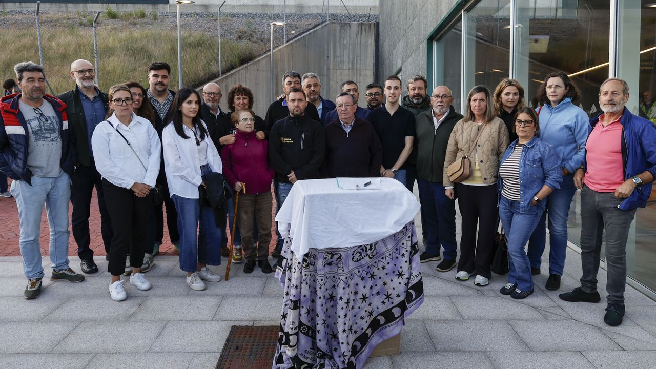 Los alcaldes de los concellos afectados por la supresión de paradas en la estación de tren de A Gudiña piden unirse a la plataforma vecinal para movilizarse con ella