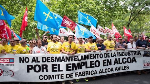 Casi medio millar de personas, entre ellas trabajadores de Alcoa, han recorrido la distancia entre el estadio Santiago Bernab�u y el Ministerio de Industria, Comercio y Turismo en un manifestaci�n