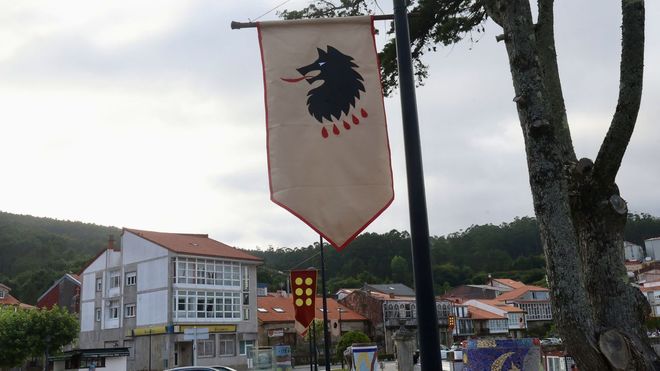 Pendones de aspecto medieval engalanan la localidad desde hace semanas