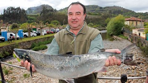 El pescador Fernando L�pez Castro posa con el campanu