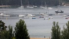 Embarcaciones de recreo fondeadas en la playa de Arneles, en Aldn, en agosto del 2024