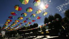 Paraguas decorativos en la alameda de Mondo�edo durante las fiestas de Os Remedios