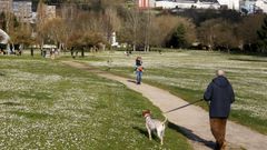 Personas en un parque de Lugo, en imagen de archivo 