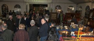 La Feira de Antig�idades de A Pontenova se sit�a bajo carpa en la Praza dos Fornos. 