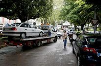 La gr�a municipal retirando un turismo en el Cant�n de Molins, en foto de archivo.