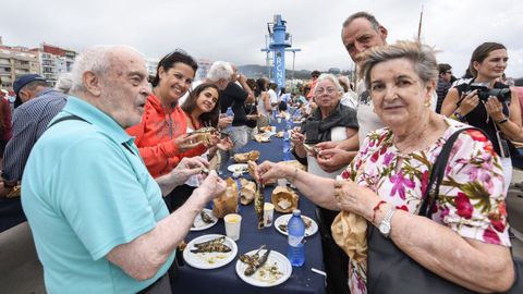 Comensales de distintas edades disfrutaban de la sardi�ada en familia.