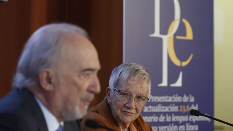 - El director de la RAE y presidente de la ASALE, Santiago Mu�oz Machado (i), y la directora de la 24.� edici�n del Diccionario de la Lengua Espa�ola (DLE), la acad�mica Paz Battaner.