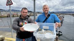 Sergio y Eligio Ferrad�s mostrando referencias de vajilla que han encontrado bajo las aguas de Rande.