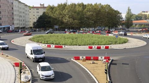 Rotonda con piedras y plantas. El centro de la rotonda de la Trinchera, ya terminada y operativa, muestra la ornamentacin elegida para este elemento.